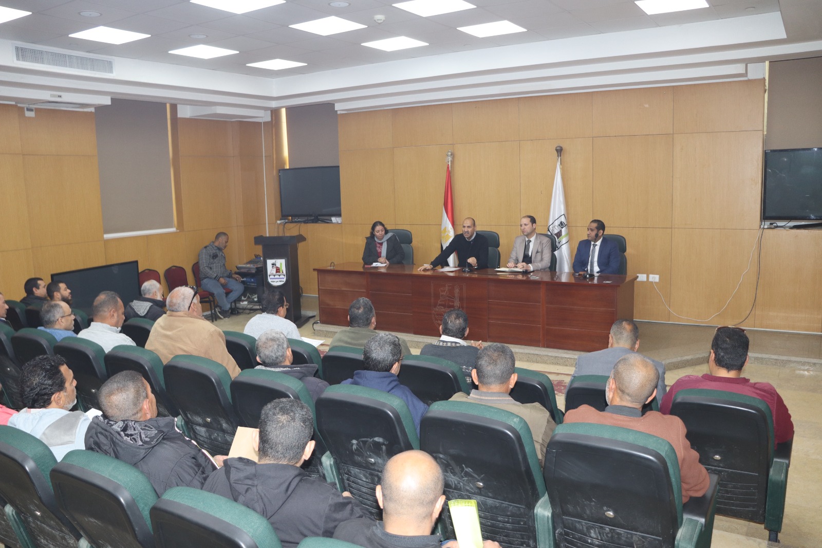علام يناقش تحويل السيارات للعمل بالغاز